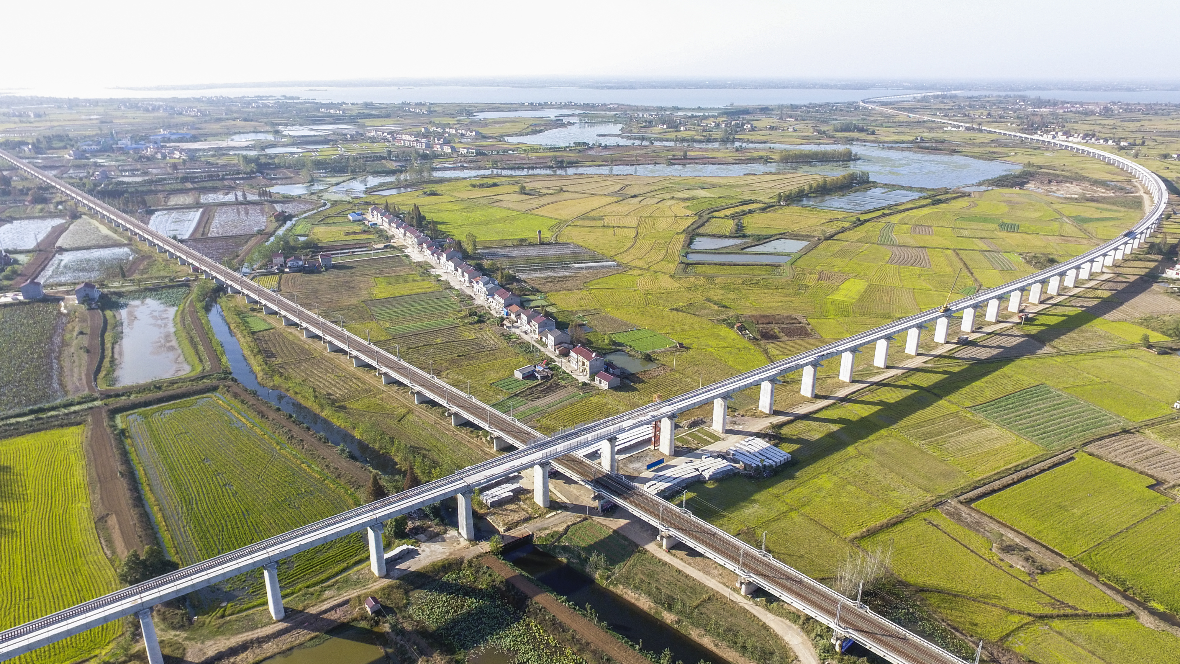 2.蜿蜒的浩吉铁路跨汉宜高铁特大桥（黄伟 摄）.jpg