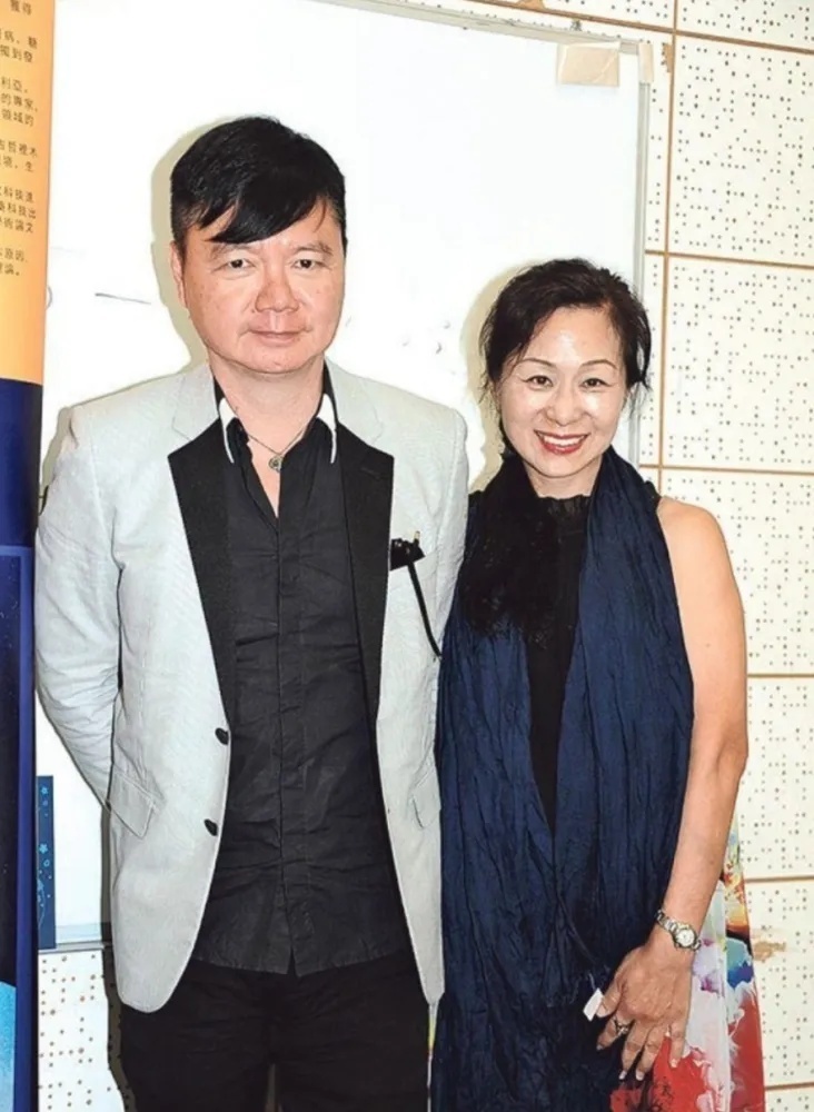 一对香港明星夫妻引起了大家的关注——艾威和陈美玲