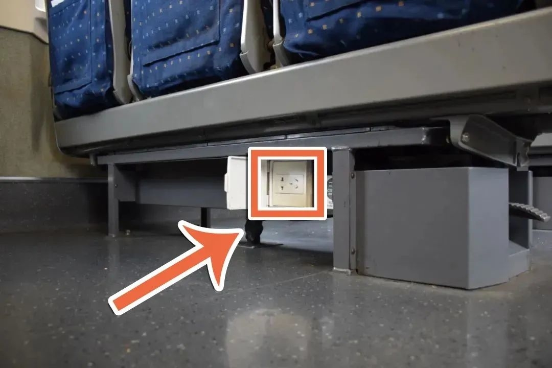 插座防护盖即可充电25g型普速列车25g型普速列车的充电接口分布在软卧